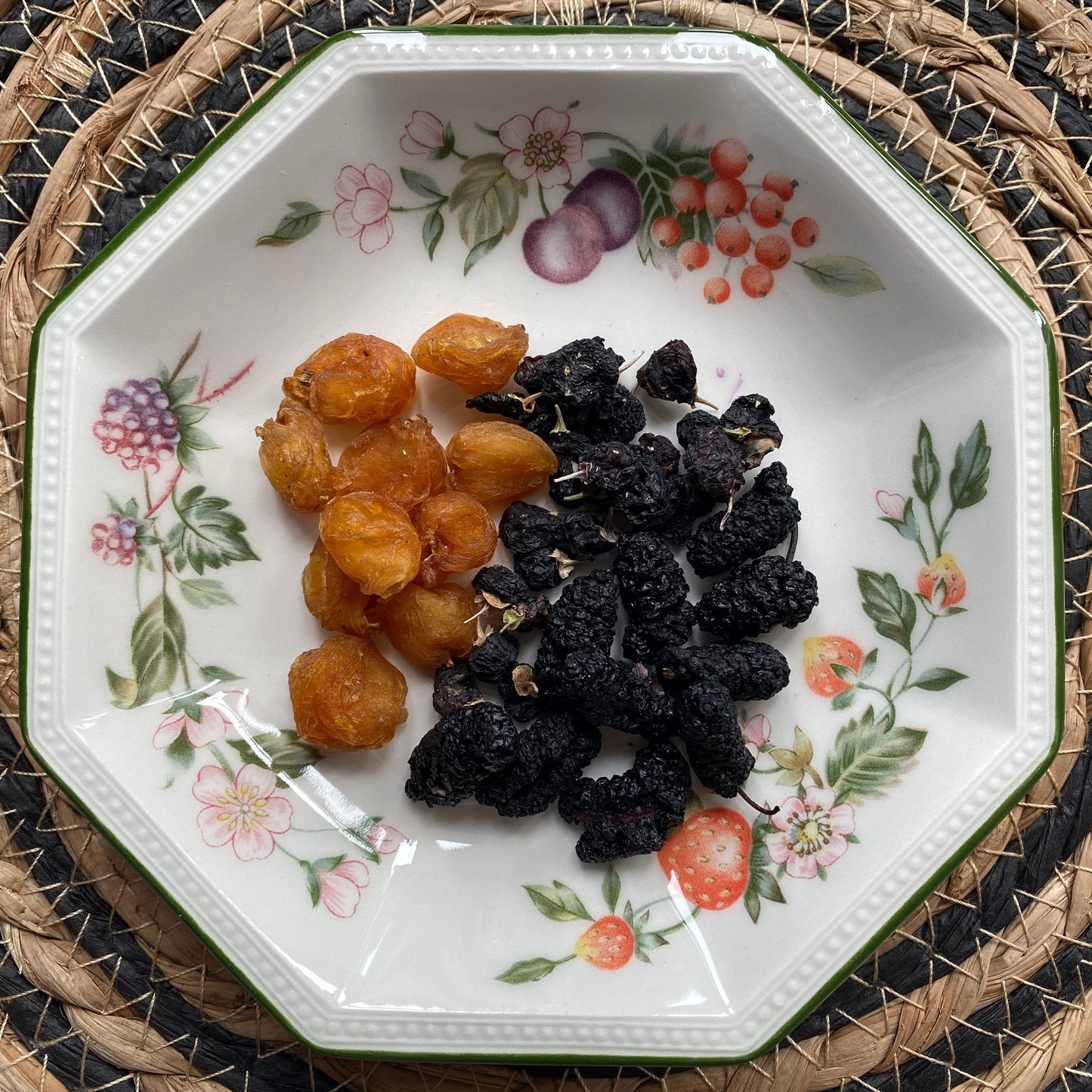 黑桑椹黑杞子桂圓茶